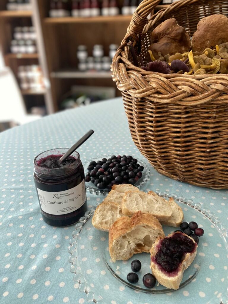 Délicieux goûter de myrtilles entières ou en confiture