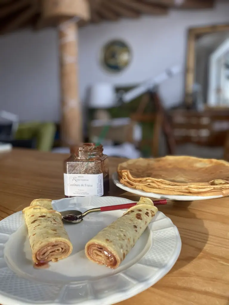 L’hiver, la saison des gourmandises 🍓🫐🥞 3 Des crêpes à la confiture posées sur des assiettes