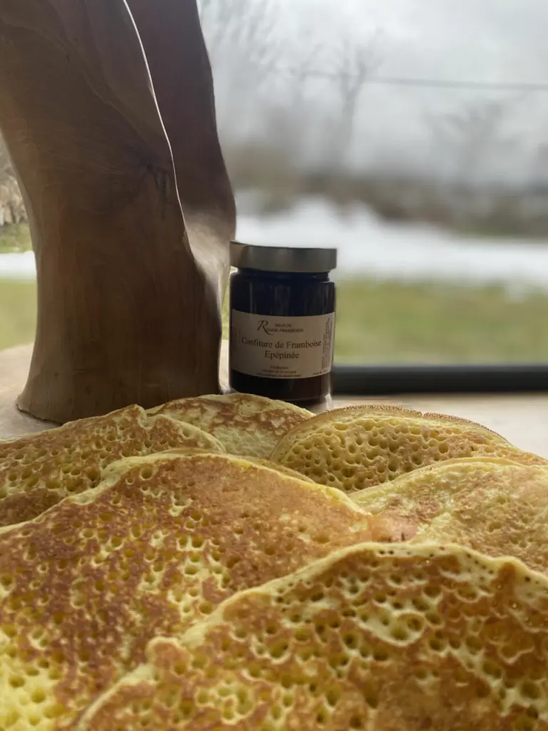 L’hiver, la saison des gourmandises 🍓🫐🥞 1 Des pancakes bien dorés prêts à être dégustés