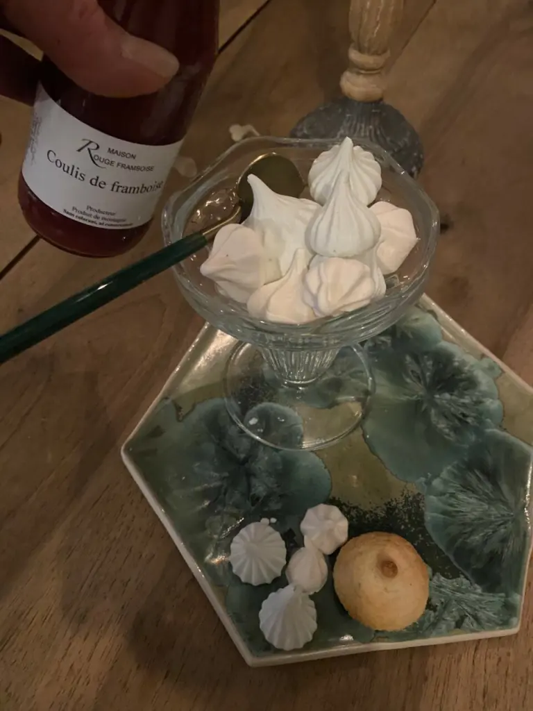 L’hiver, la saison des gourmandises 🍓🫐🥞 4 Meringues et coulis de framboises à déguster sans tarder