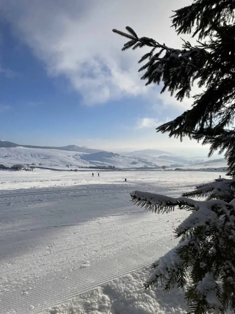 L’hiver, la saison des gourmandises 🍓🫐🥞 5 Vue de la Haute-Loire en hiver sous la neige