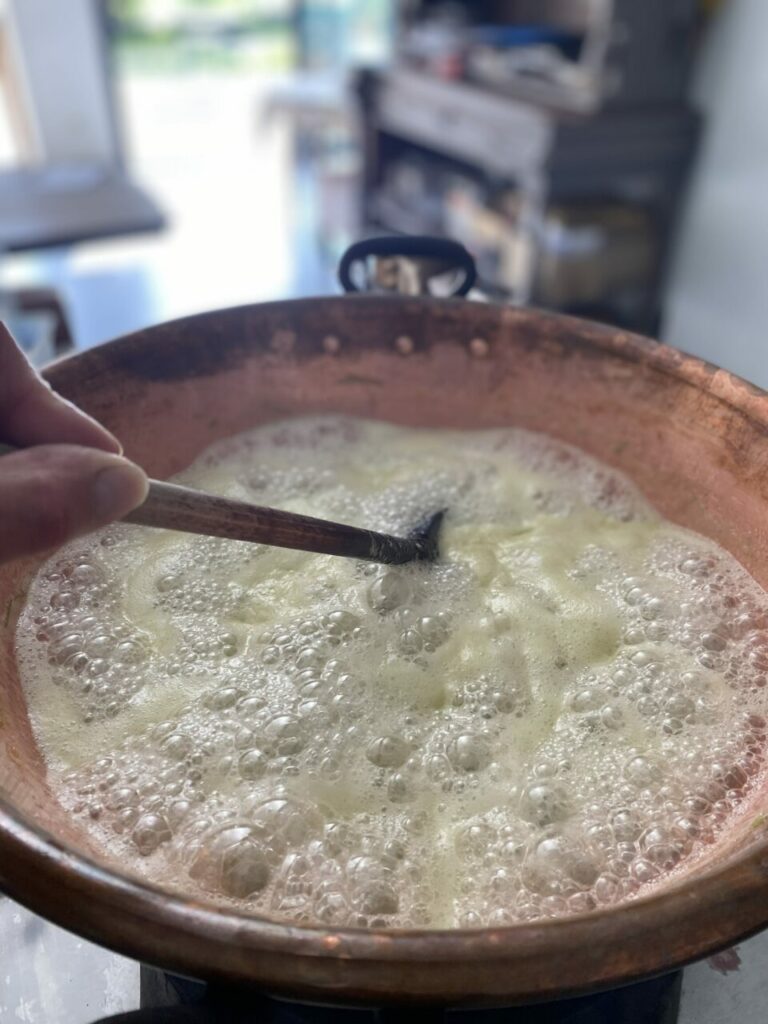 Les goûts et les bonheurs de l’été ! 7 Cuisson de la rhubarbe à la marmite