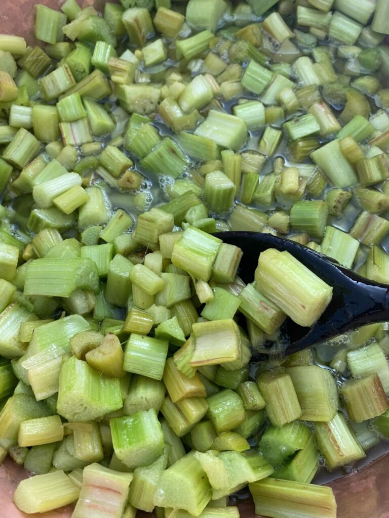 Les goûts et les bonheurs de l’été ! 5 La cuisson de la rhubarbe va commencer
