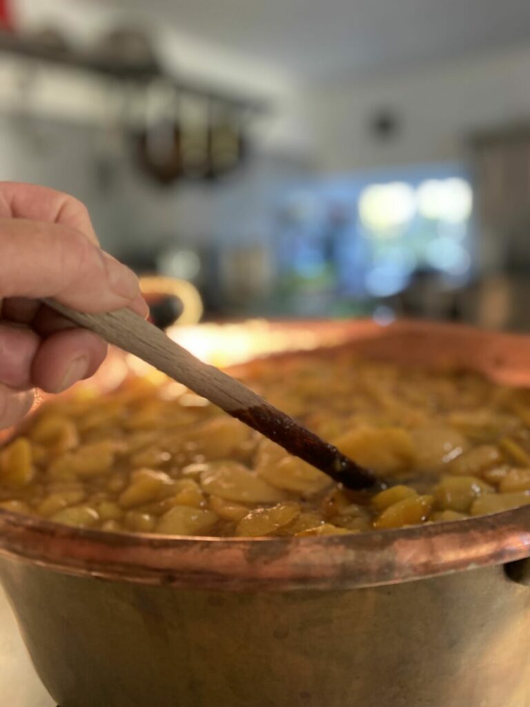 1000 façons de déguster nos fruits 4 Cuisson des mirabelles dans un chaudron avec cuillère en bois en automne