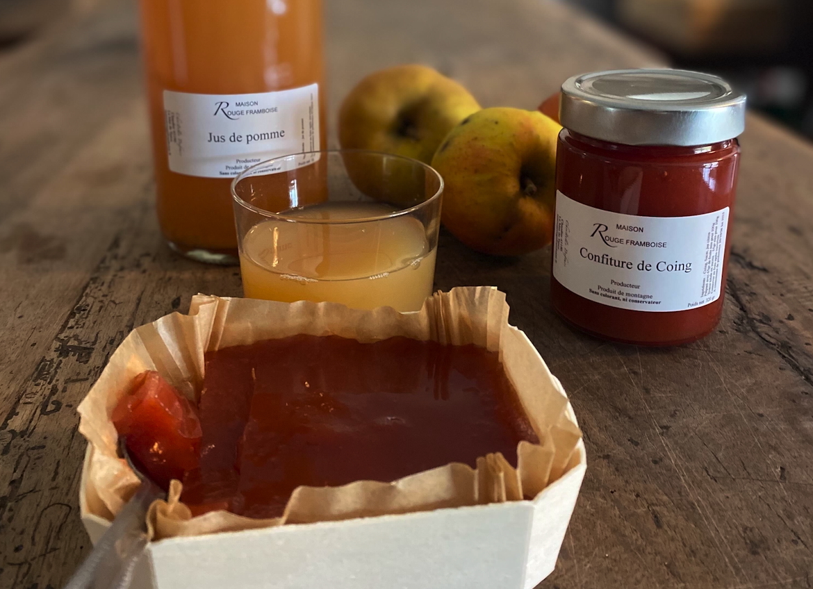 Accueil 18 Confiture et pâte de coing, jus de pommes sur une table en automne