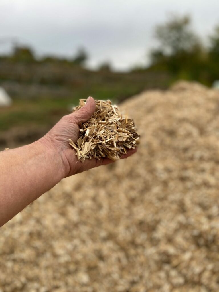Mais pourquoi nourrir les sols ? 3 Paillis pris par une main avant la mise en place