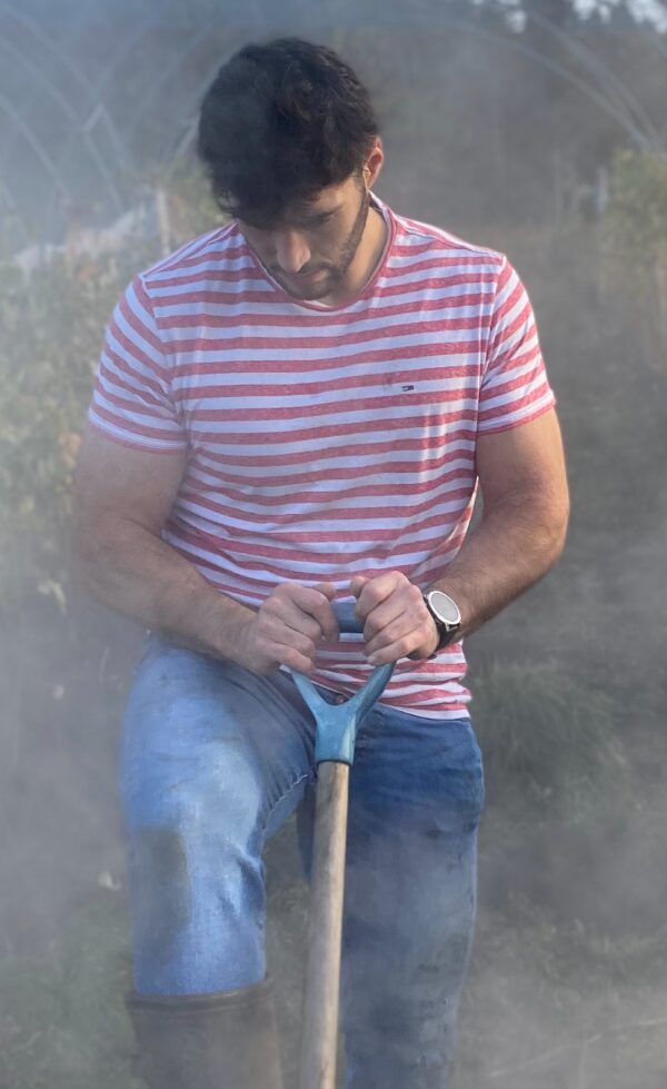 Mais pourquoi nourrir les sols ? 1 Paillis déposé à la pelle pour nourrir les sols