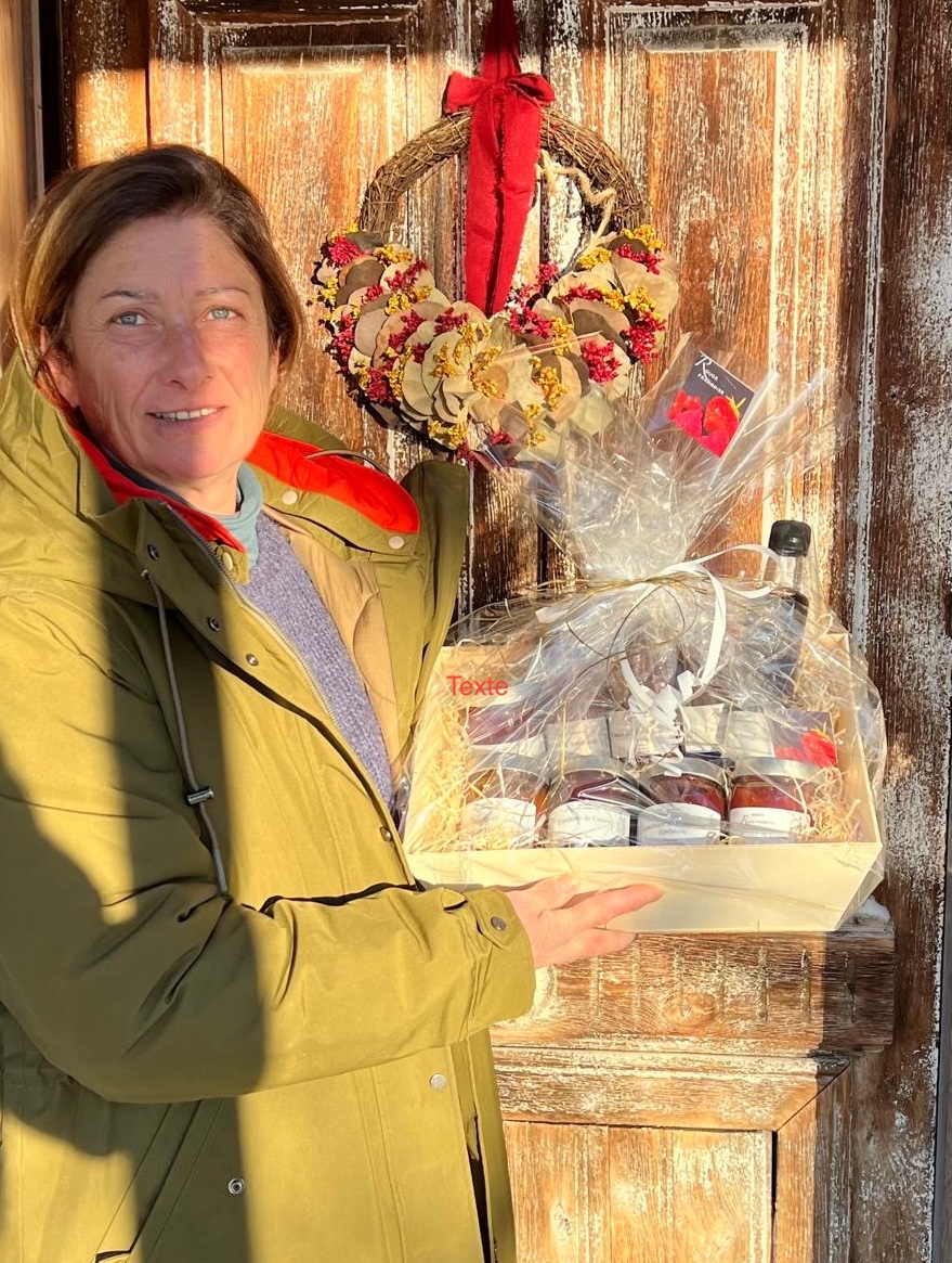 Des cadeaux à savourer en famille 1 Coffret cadeau Maison Rouge Framboise dans les mains de Christelle