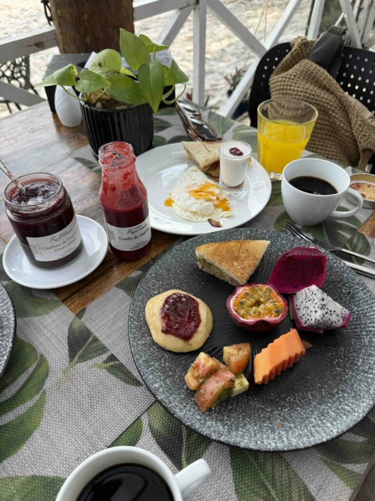 Brunch avec fruits exotique coulis et confiture de framboise