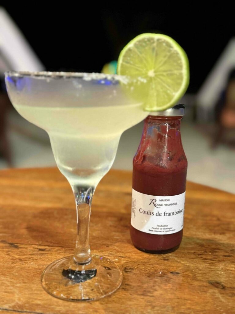 Verre cocktail avec coulis de framboise maison rouge framboise