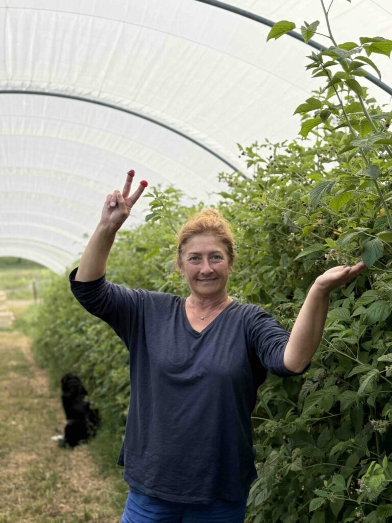 Christelle au jardin juste avant la cueillette des framboises