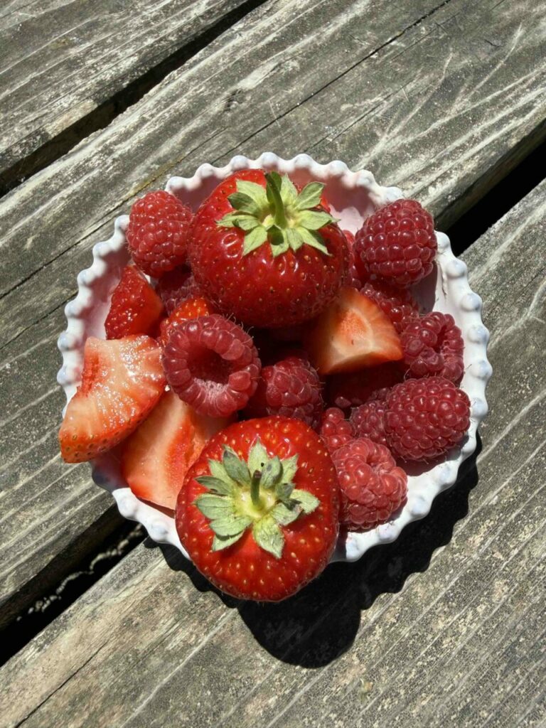 Framboises et fraises sur une petite assiette prêtes pour la dégustation