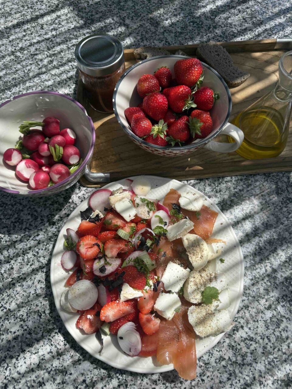 Des idées de salades composées relevées de fines lamelles de fraises
