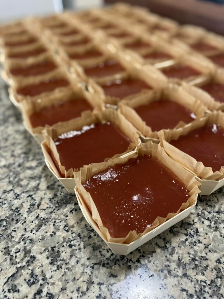 Belles petites barquettes de pâte de coing alignées sur une table