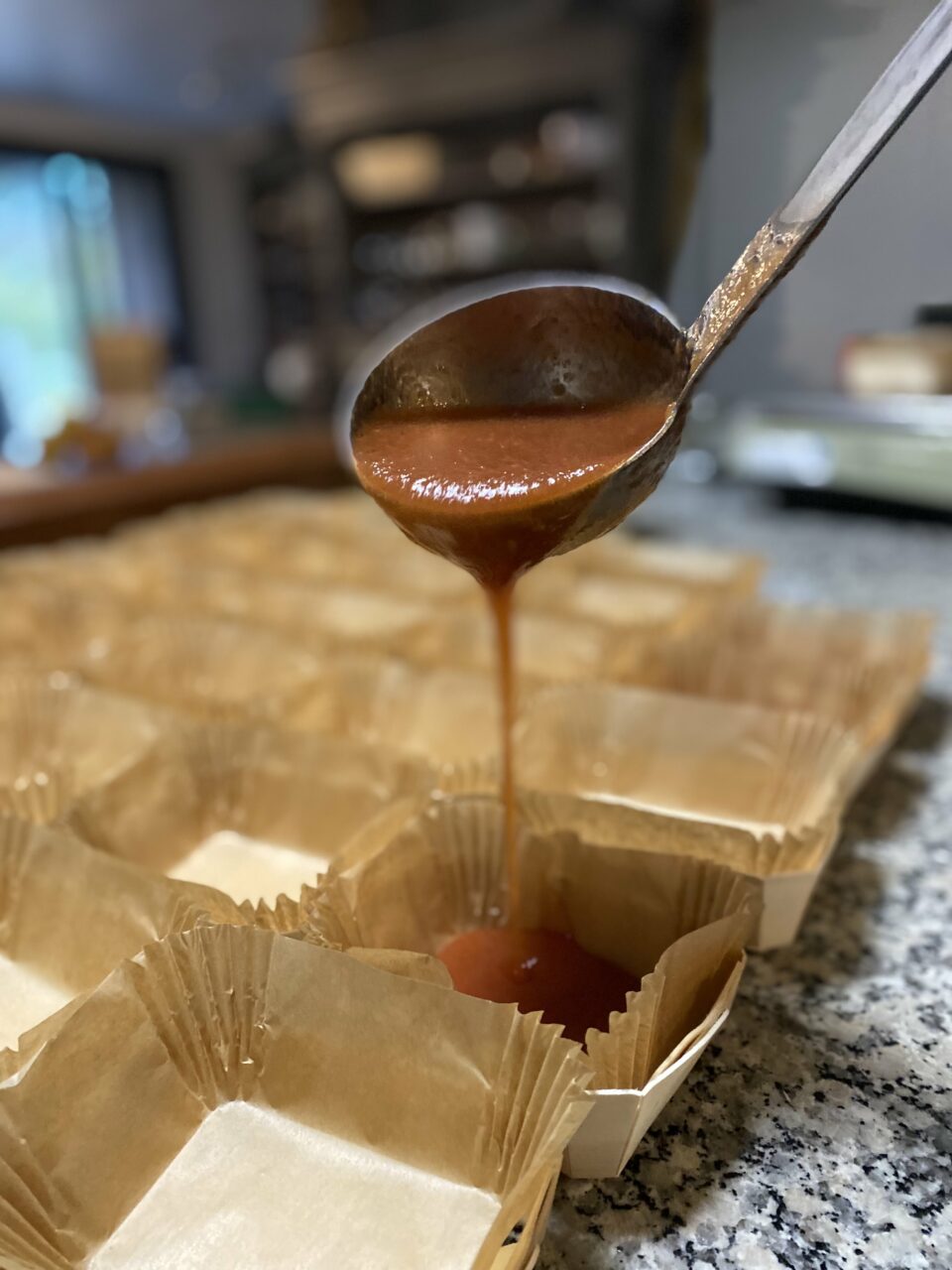 Remplissage à la louche de barquettes de pâte de coing