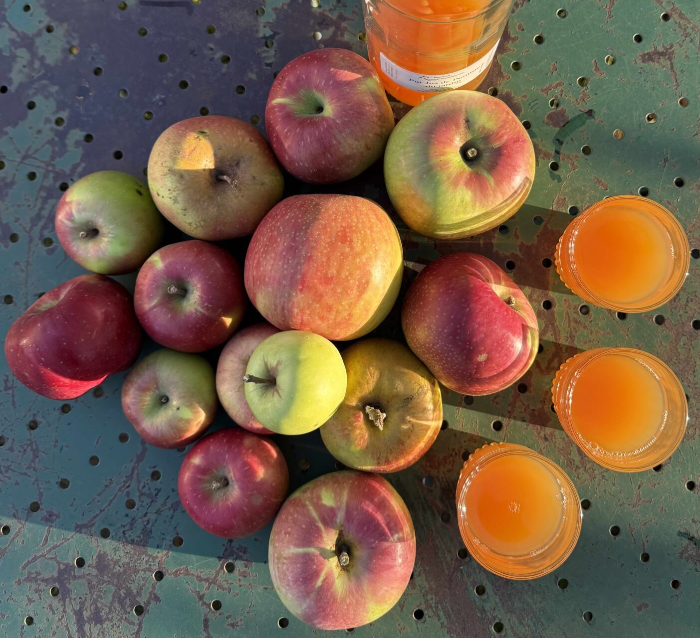 Pommes posées sur une table vue de haut